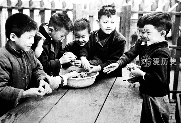 老照片:50年代城里孩子的幸福童年 玩泥巴的日子一去不复返