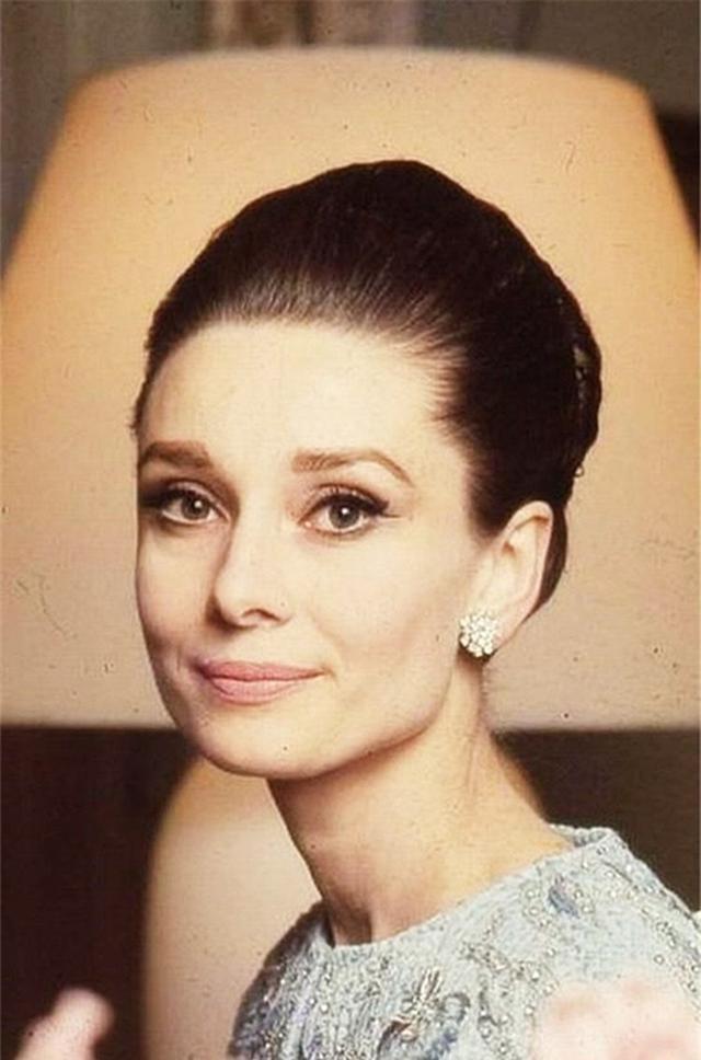 老了就是老了不整容不打针奥黛丽赫本选择优雅老去