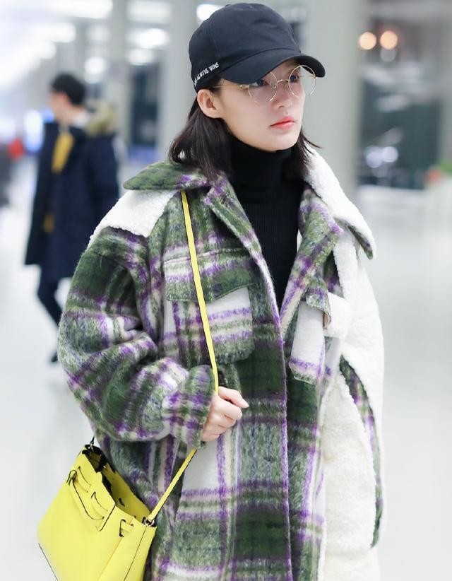 李沁穿拼接大衣现身,内搭高领毛衣保暖干练,素颜下同样很美