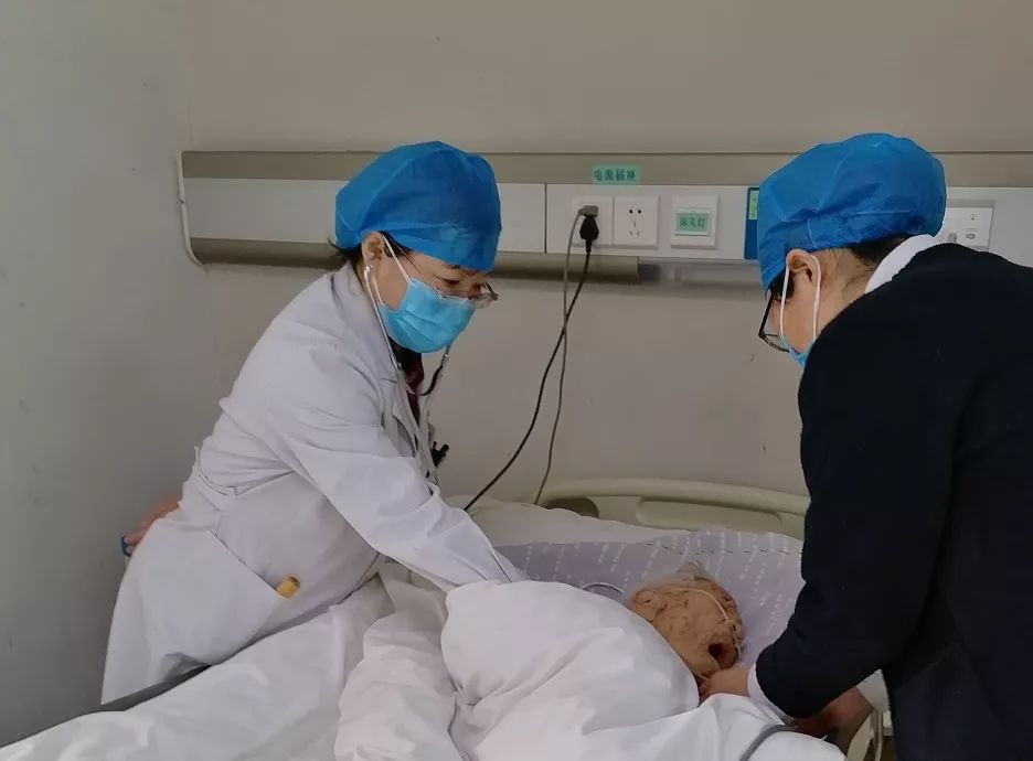 哪里有医疗任务,哪里有患者,张正华主任就出现在哪里.