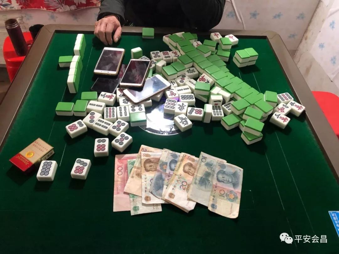 会昌这17人赌博警察叔叔来掀桌子了