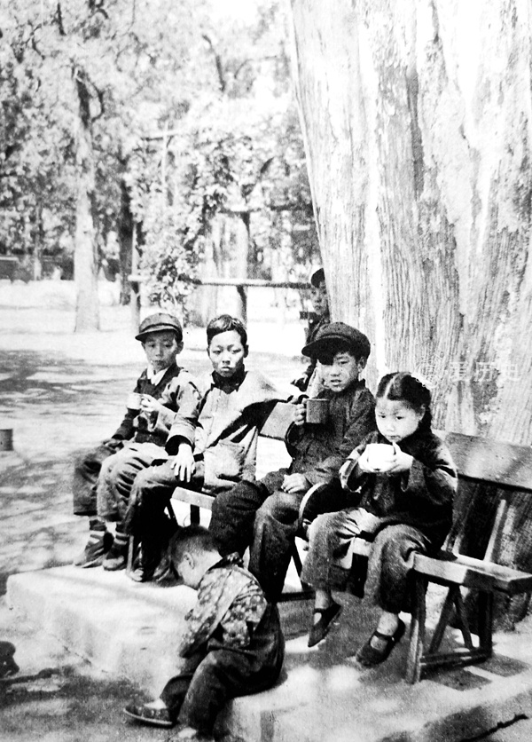 老照片50年代城里孩子的幸福童年玩泥巴的日子一去不复返