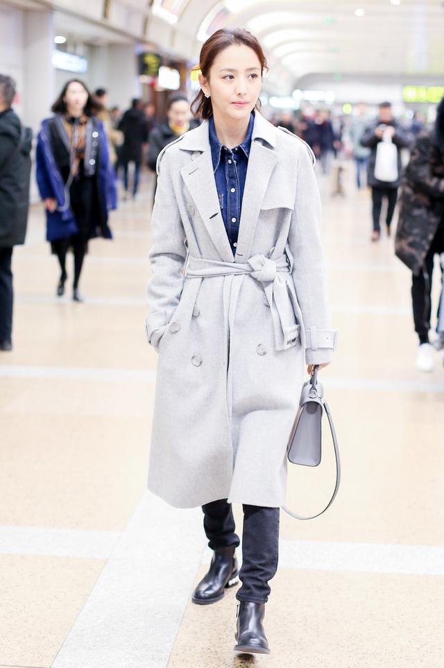 佟丽娅的机场风衣穿搭,气场全开