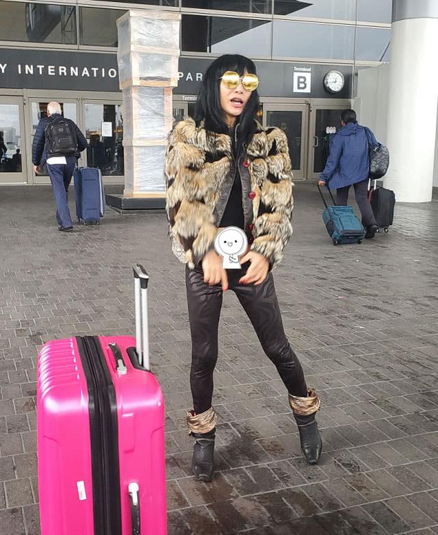 华裔演员白灵出席活动红色挂脖裙秀身材58岁也不显老