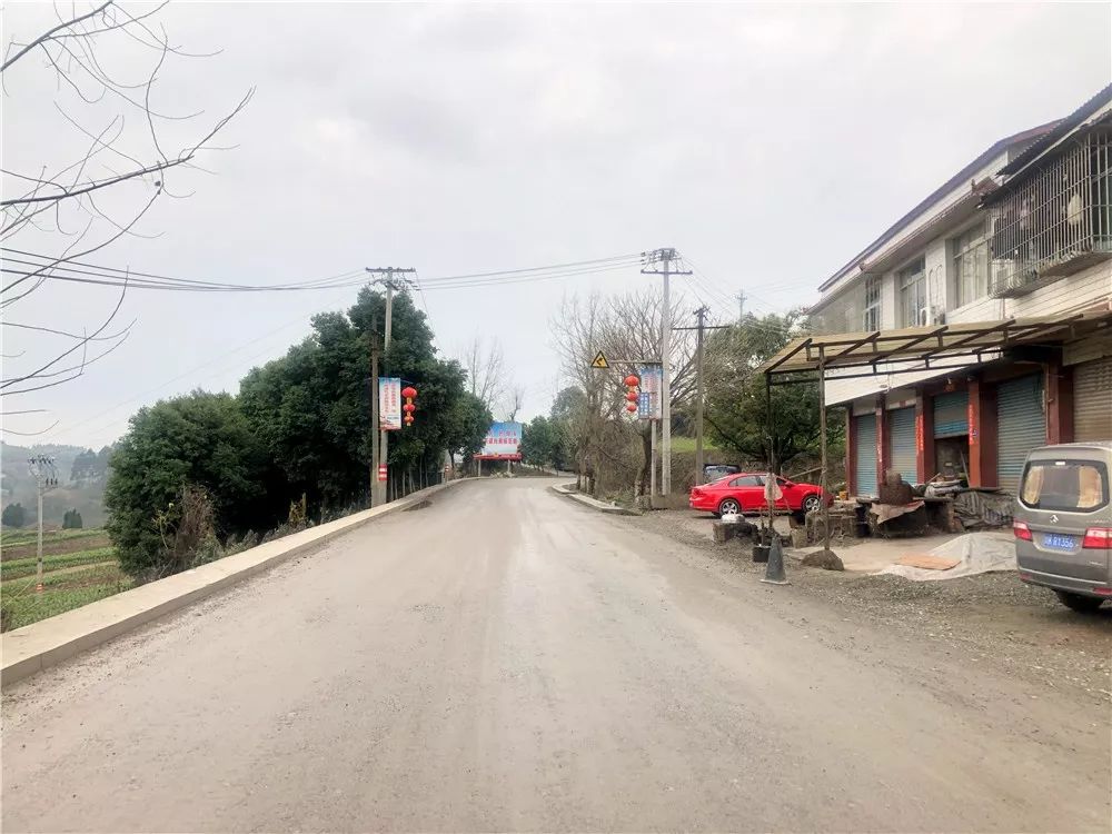 昨日上午10点在威远这个乡镇拍下的一幕