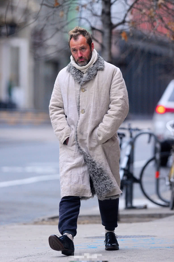 裘德洛近照眼神呆滞性感男神变老头与荧屏判若两人