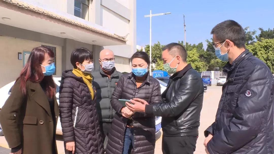 县委宣传部部长周瑞在一线●图/文:石屏融媒体中心 陈戎南