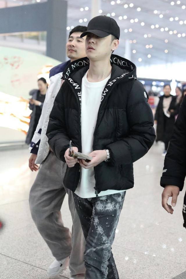 张云雷现身机场,一身休闲装好随性,戴棒球帽超低调