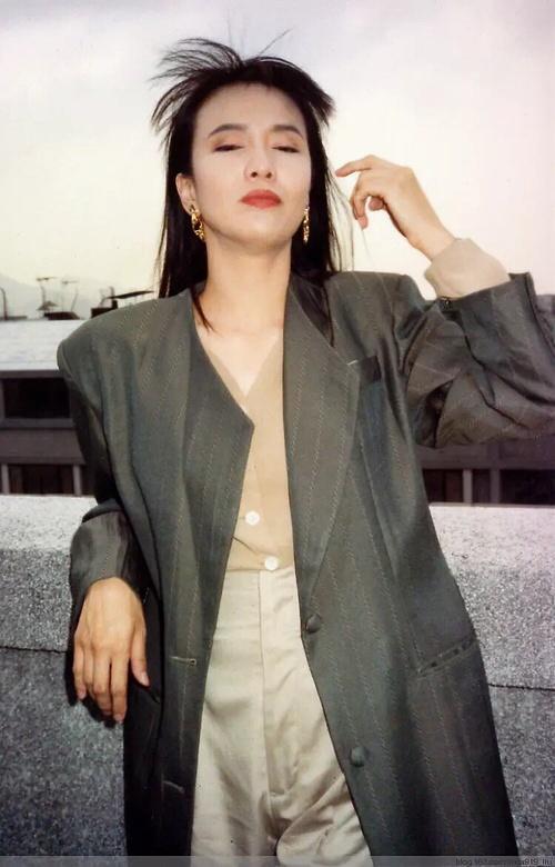 62岁郑裕玲过度整容年轻时穿廓形西装时尚超前盛世美颜今不再