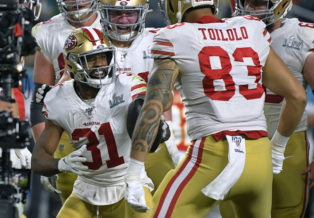 最终50年以来首次打进超级碗的酋长队以31-20击败49人,如愿捧