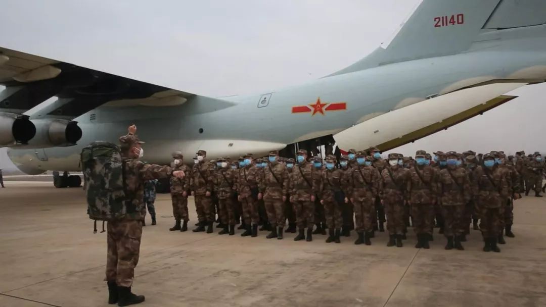 疫情防控一线】空军8架运输机紧急空运军队支援湖北医疗队抵达武汉