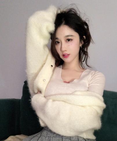 虎牙女神主播轩子户外直播,一个画面不留神,差点被封号!