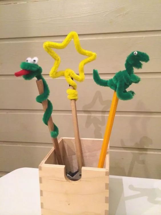 超级可爱教室瞬间变身为了小小动物园-棒棒糖-先把两种颜色的扭扭棒拧