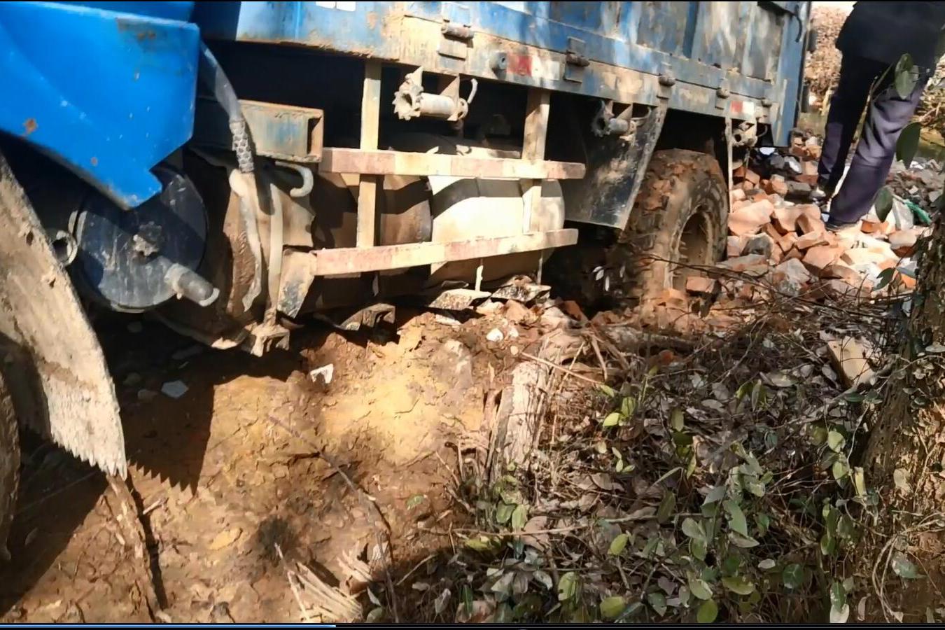 超大货车拉泥填塘陷泥坑里出不来用大车才拖出来没见过快看