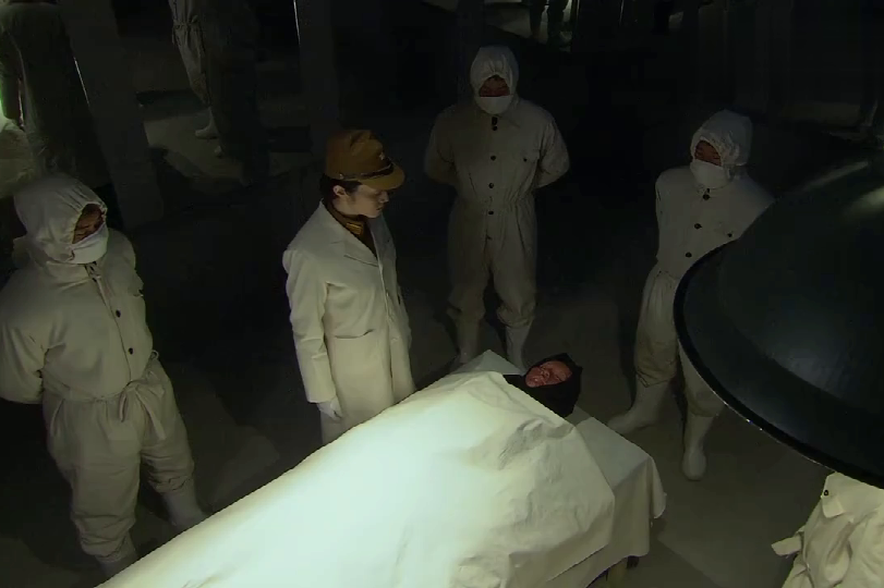 鬼子抓中国女的做实验,旁边还站着一群男的看,真是丧心病狂!