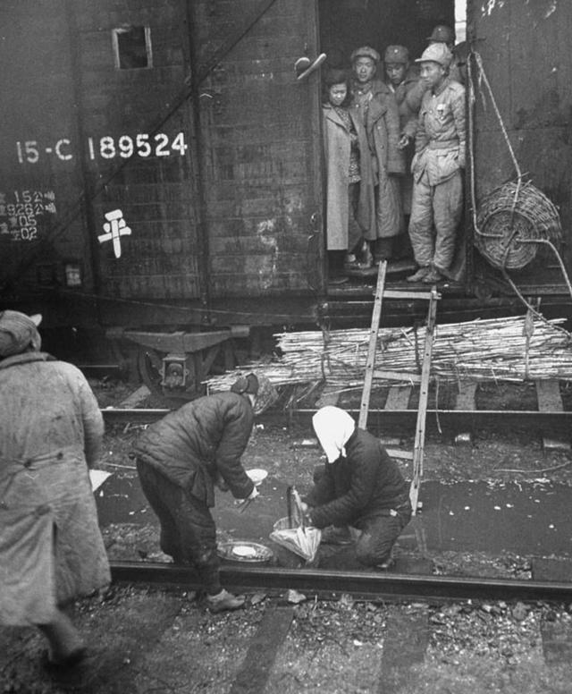 一组1949年国民党军队仓皇撤往长江流域的罕见老照片