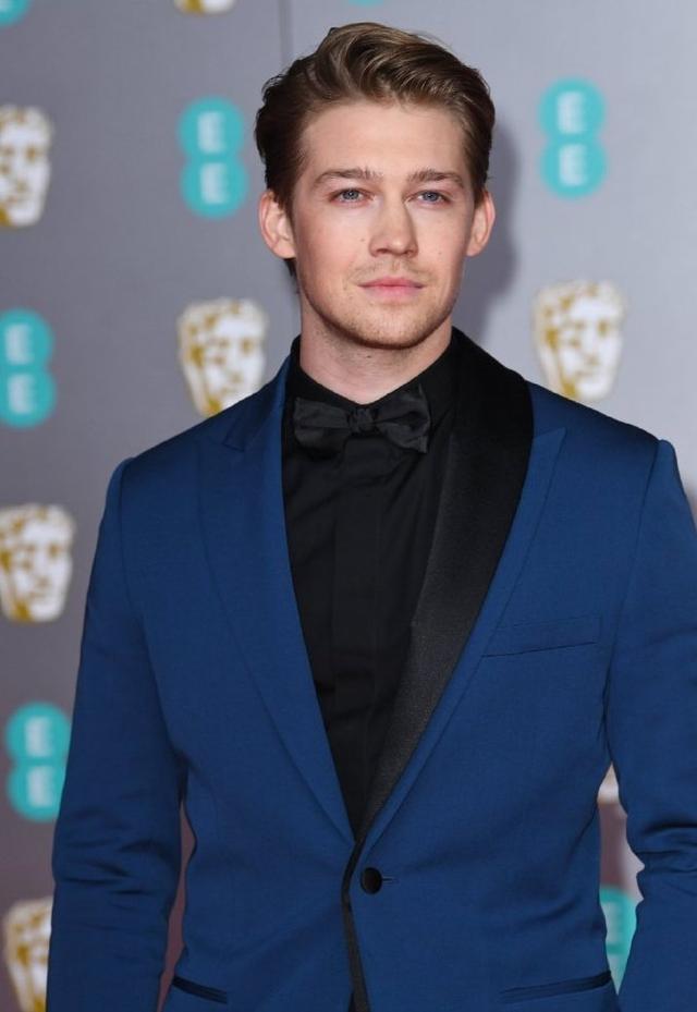 霉霉男友蓝西装配黑裤闪耀红毯!露额头好儒雅,不愧是"霉姐夫"