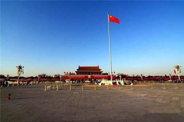 原创天安门广场的旗杆高32.6米,为何国旗只升28.3米?中国人应该知道