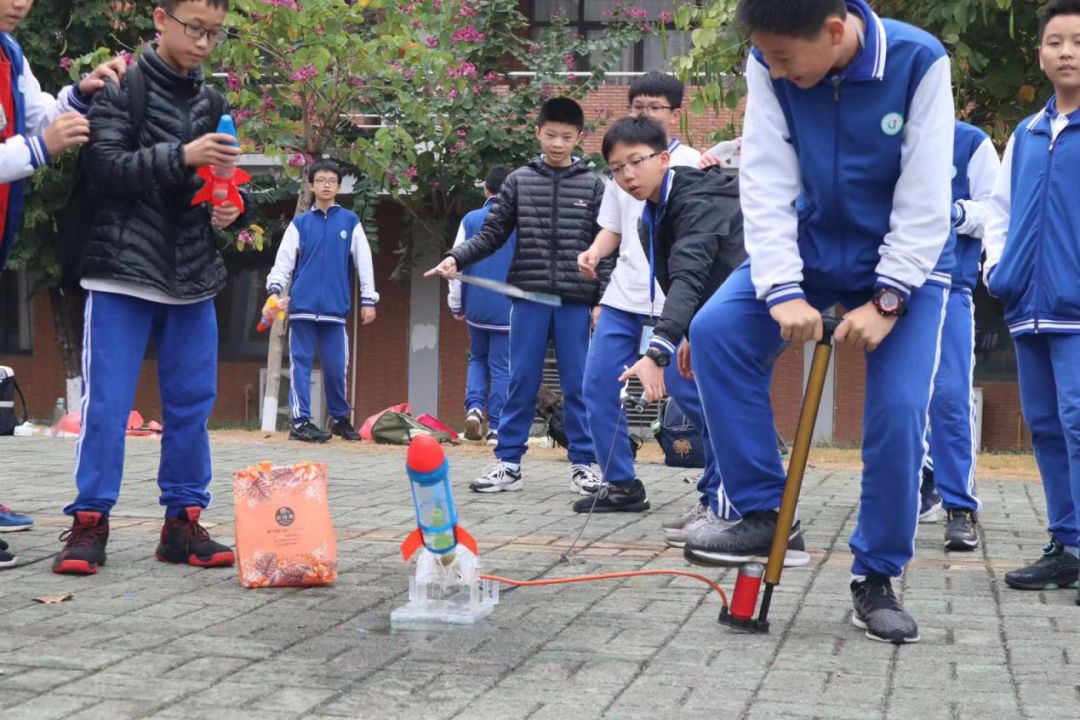 水火箭製作成功,在操場試射