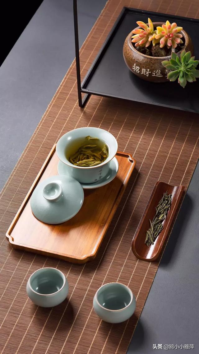 下联:情谊相逢半杯茶;求上联