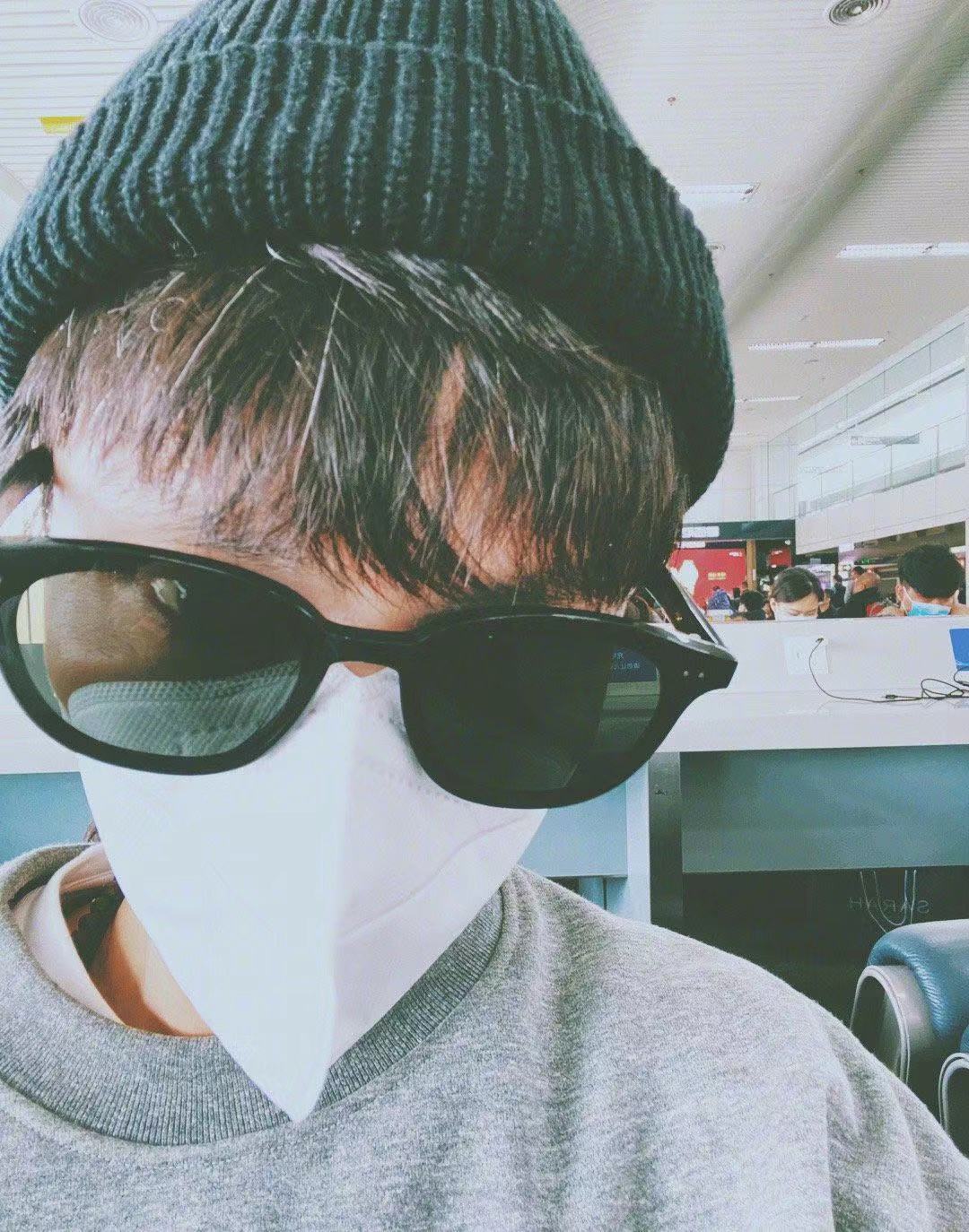 男神变糙汉?43岁陈坤晒自拍,胡子不刮眼袋遮不住