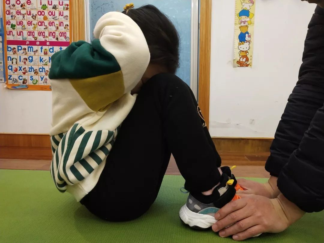 坐位体前屈要求:两腿伸直,并腿坐于垫上,全脚掌贴住墙面或测试仪,双手