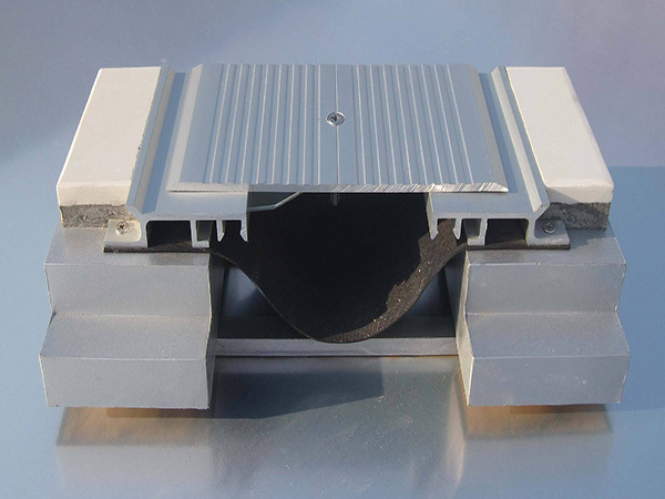 室内结构因施工而暴露的时间相对较长时,应按照下表缩小伸缩缝之间的