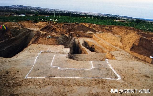 老墳梁漢墓考古現場被盜墓地當地人叫渠樹壕,位於蘆河南岸沙灘梁峁區