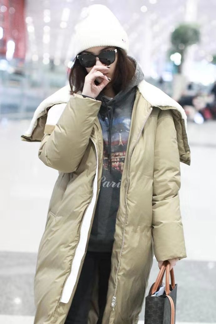 39岁宋佳认真过冬天长款羽绒服穿的像走秀大长腿挡也挡不住