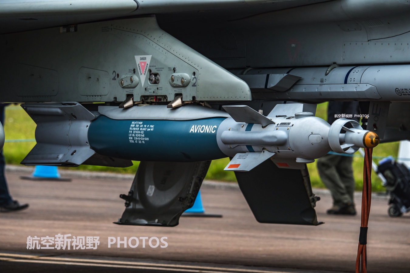 图片为台风战斗机配装的gbu-10/12系列激光制导炸弹,这款炸弹包括多个