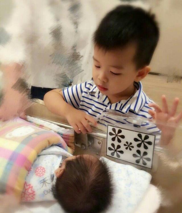 原创侯佩岑母亲节久违晒两个儿子同框照,兄弟俩手牵手长得很像