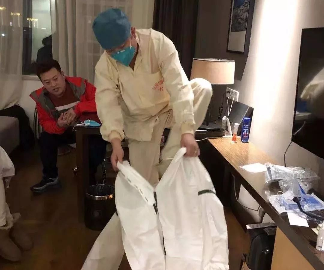 北京医疗队驰援武汉随行采访日记第七集:人到中年穿上了尿不湿