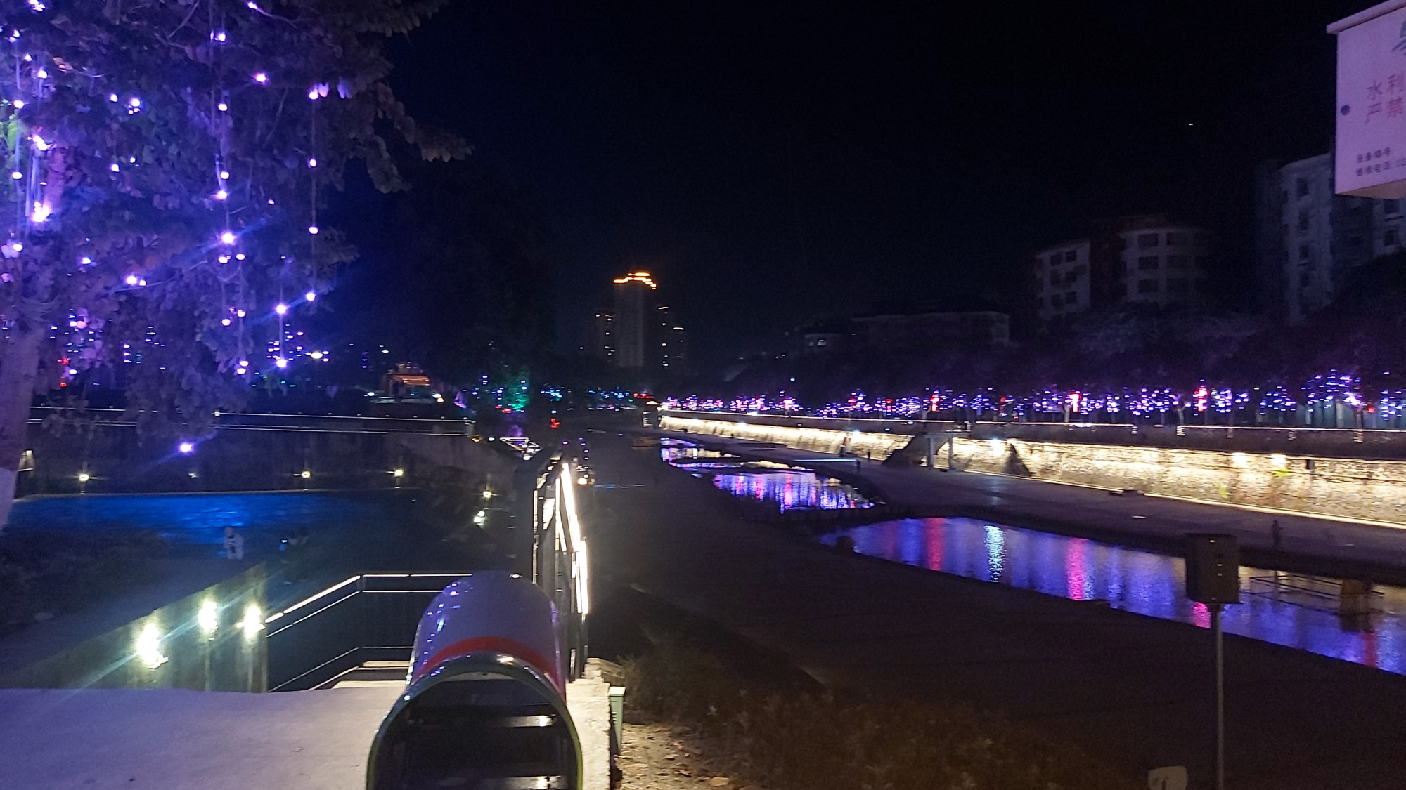 原创新春广东云浮市区的夜景,灯红酒绿的街道,街道稀少的车流
