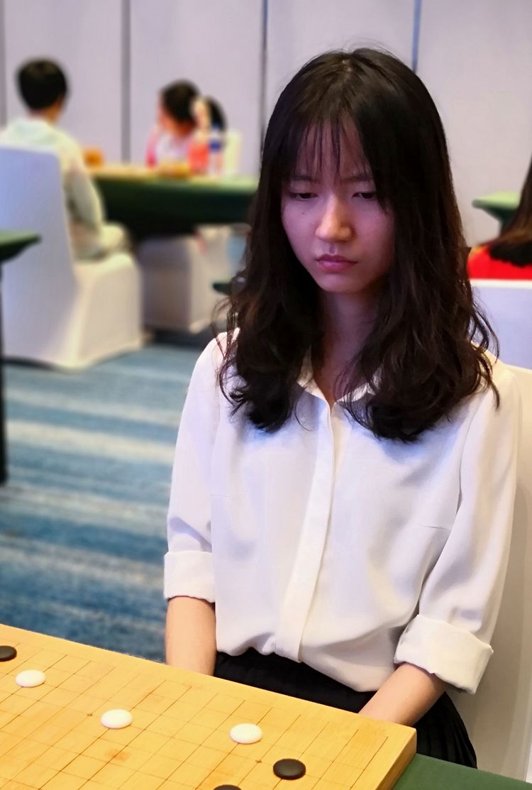 高星四段,23岁,湖北人,6岁始学弈,2012年定段,获2017全国围棋个人赛