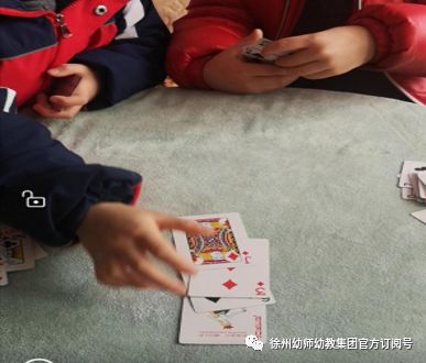 扑克纸牌  游戏玩法:(可根据幼儿自身经验商定)合作游戏(一般为2人一