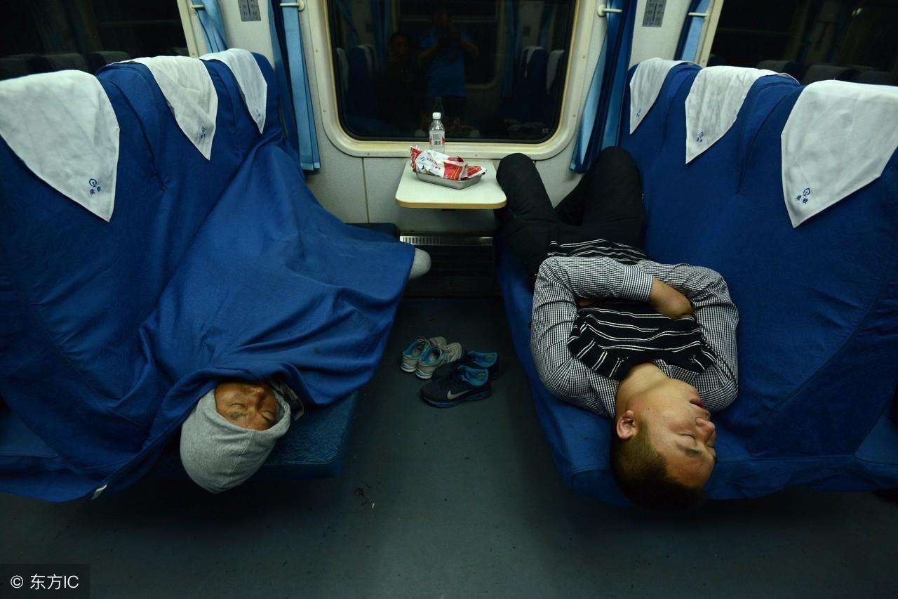 坐火车时你的座位被一位买了无座票的怀孕女士坐了你会怎么做