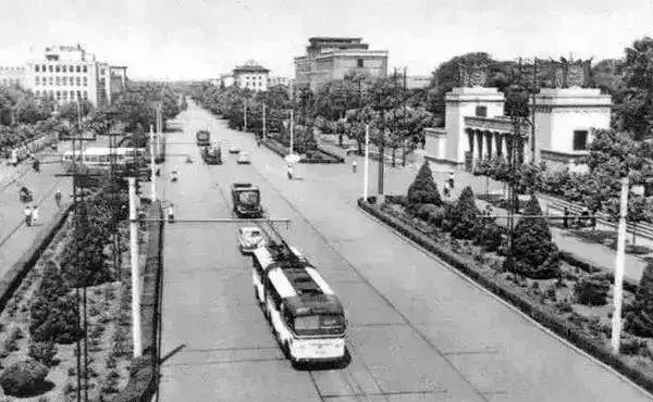 1980年代,武汉,中山公园▲1980年代,汉口火车站▲1980年代,武汉,汉