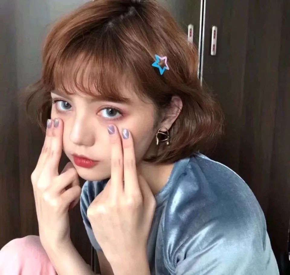 每个有趣的灵魂,都关注了壁纸甜片1313▼"忍不住拆开一包辣条 吃