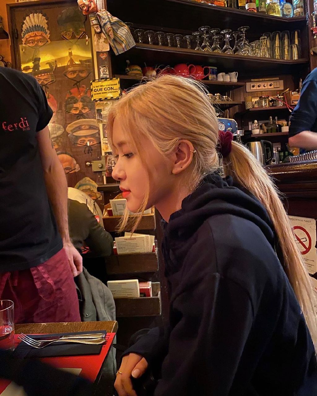 自然散落的小辫子更加凸显rose的清纯魅力