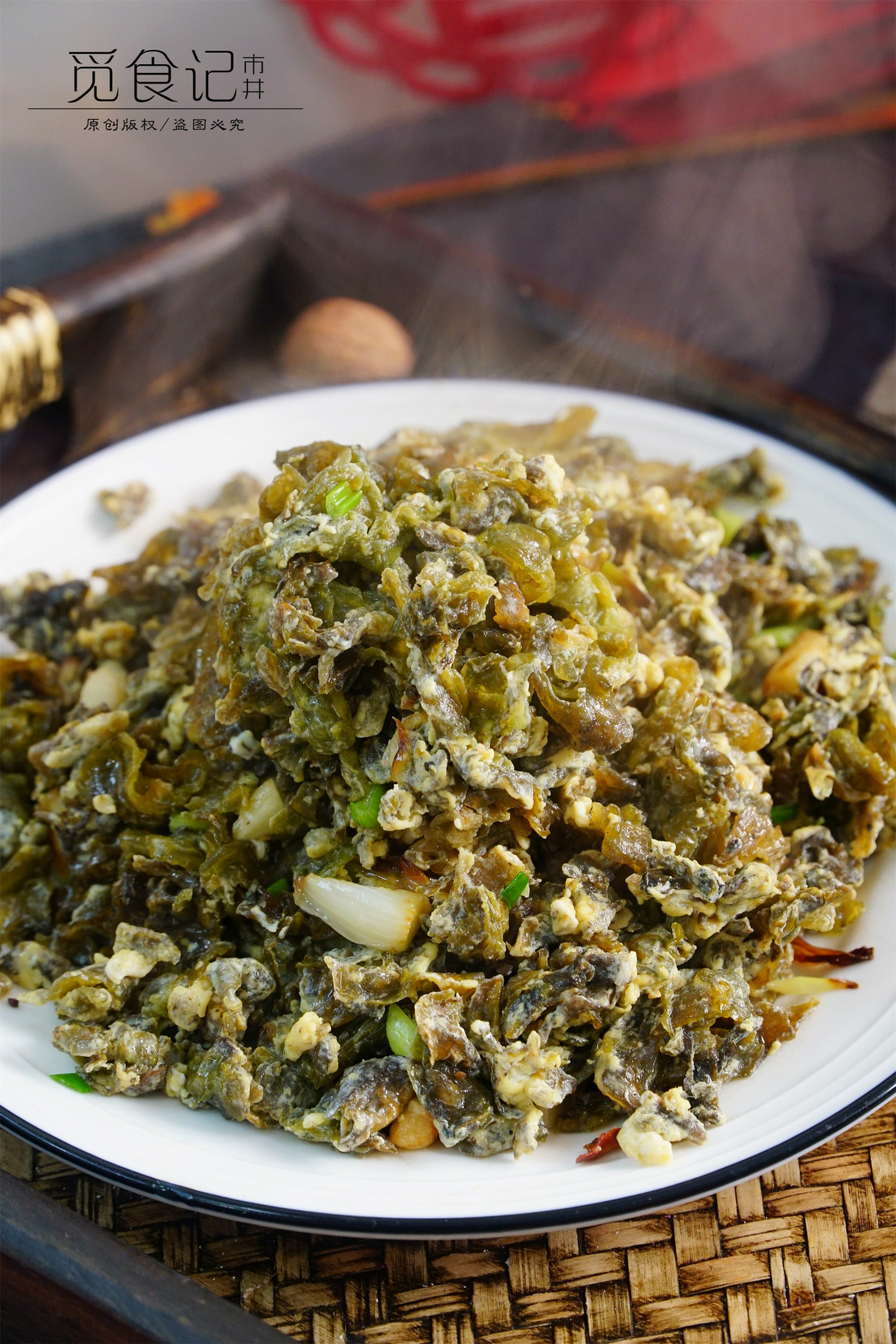 里生长出来,它就是被称为"地皮菜"的藻类,地皮菜也叫"地耳""雷公屎"等