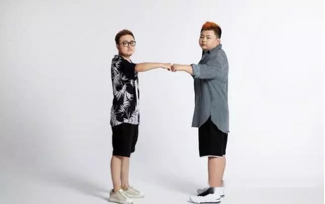 事件升级!uzi粉丝反击,山泥若昔日视频被挖,当众直播"溜冰"