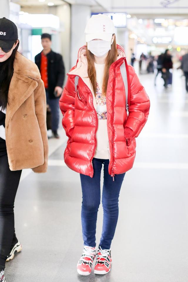 李小璐身穿百褶裙搭配过膝袜,身材宛若少女