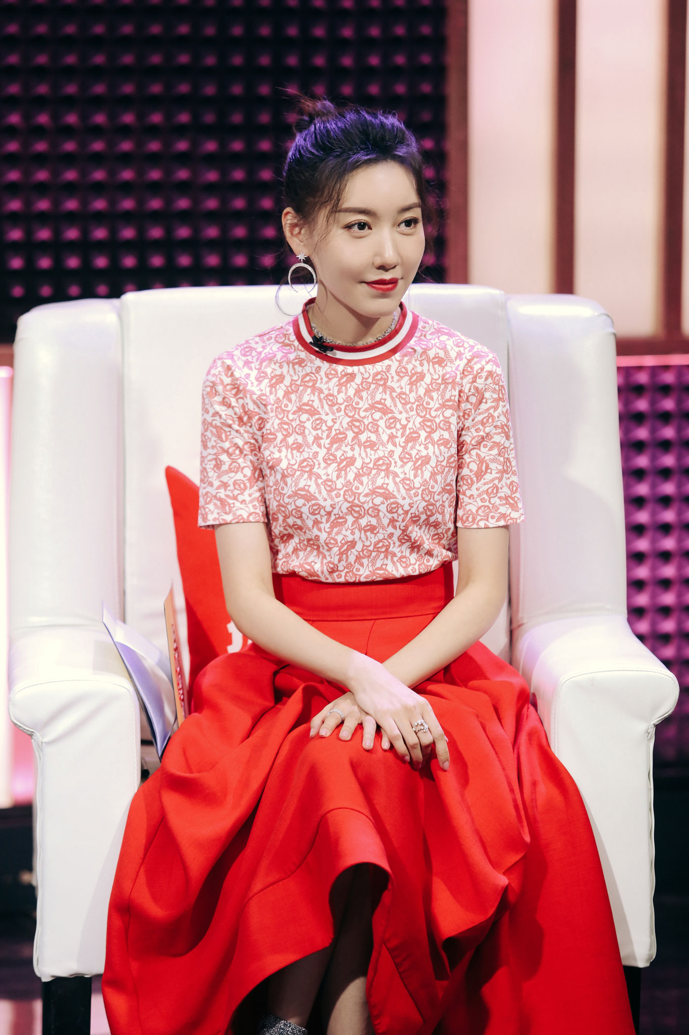 高露《声临其境3》首秀秒入戏 一人分饰三角尽显百变声线