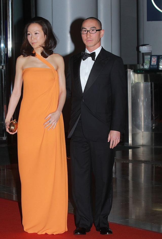 何猷龙与妻子何猷龙没有涉及到何鸿燊的澳娱这个产业,那是因为他有