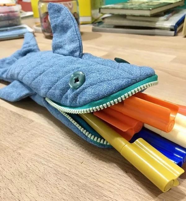 剪了一条旧牛仔裤做了一个鲨鱼笔袋布艺鲨鱼笔袋附教程