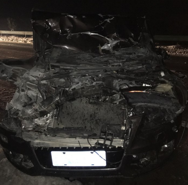 奥迪q5高速路严重追尾挂车,看到车损后,网友:要是断了后果不堪设想