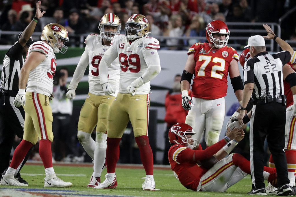 最终50年以来首次打进超级碗的酋长队以31-20击败49人,如愿捧