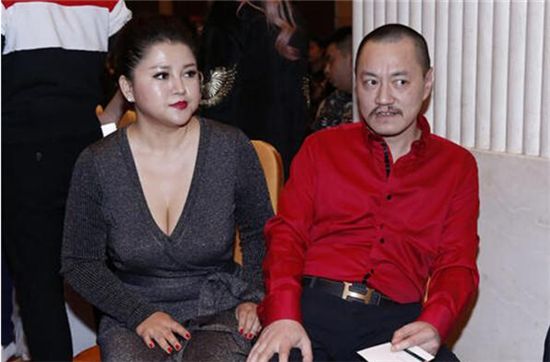 48岁雪村全家近照妻子发福成大妈女儿酷似他颜值却超高