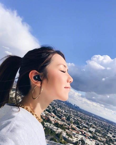 原创邓紫棋晒和妹妹泳装照妹妹的脸严重变形知道原因后粉丝笑翻