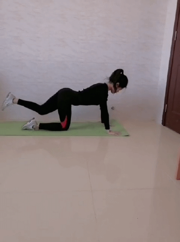 (1)跪姿平衡练习方法耳垂,肩关节,髋关节在一条垂直线上是正确的身体